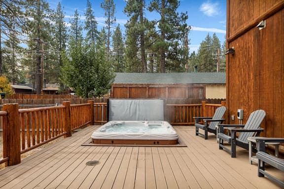 3BR Llama Bear Lodge | Hot Tub, Views & Game Room