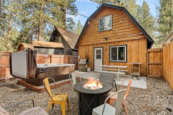 Lynx Lodge, Walk to Zoo, Hot Tub & Game Room