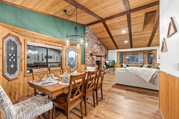 Nest and Needles: Perfect Nature Retreat with Hot Tub