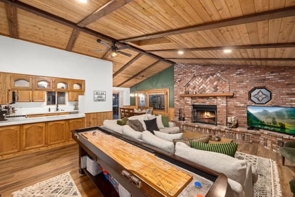 Nest and Needles: Perfect Nature Retreat with Hot Tub