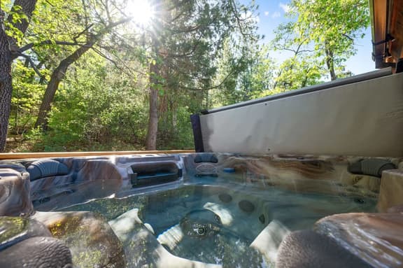 Peaceful Shady Bear, Hot Tub & Wood Fireplace