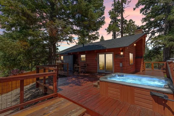 Shasta Pines + Hot Tub + Dog Friendly + EV Plug Provided