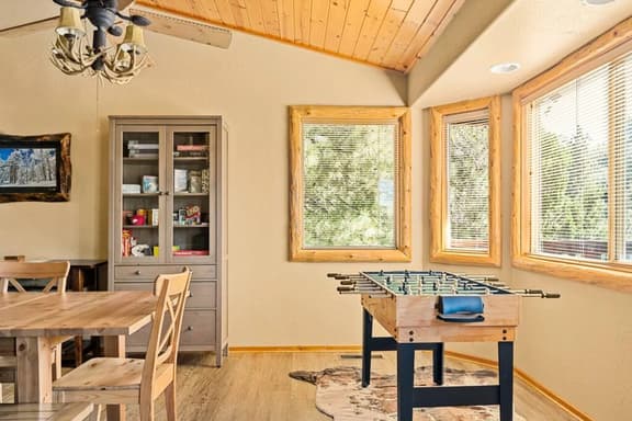 Snowy Evening Lodge | Treetop Views & Firepit