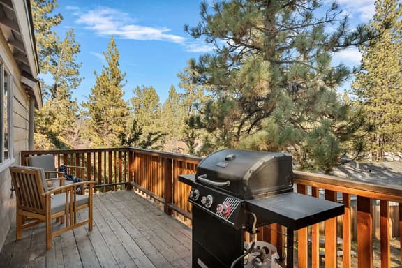 Snuggle Down Cottage, near Village w Mtn Views
