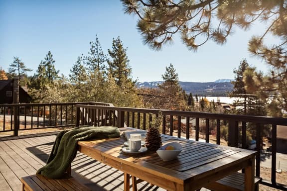 Solstice Shores Chalet, Hot Tub and Lake Views