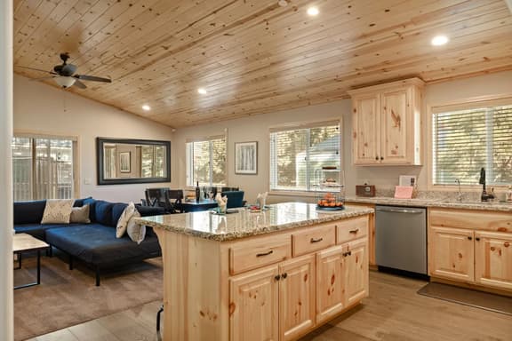 NEW 3BR Starlight Haus w EV Charger & Fireplace