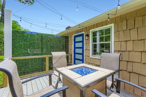 Stylish Guesthouse Near Duke w/ Fire Pit & Deck
