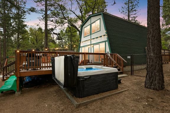 Swiss Bliss, Ideal Location w Hot Tub & BBQ