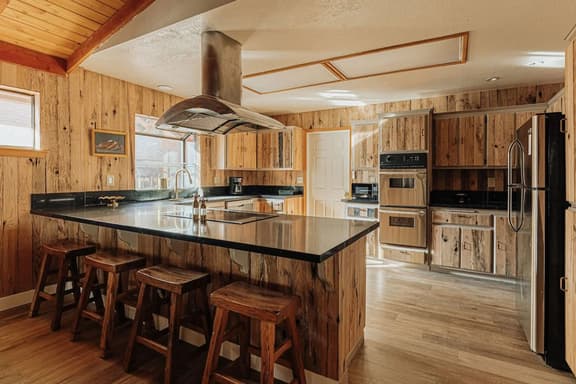 Wildwood Chalet, 5 Mins to Ski Resorts w/Game Room