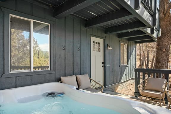 Serene Pines w Hot Tub, BBQ, Pets