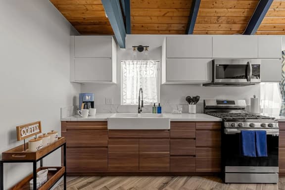 Cozy Bear Cabin, Near Slopes w/ EV charger, Deck