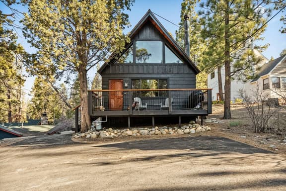 The Silver Coyote, w/ Bear Mtn Views & Firepit