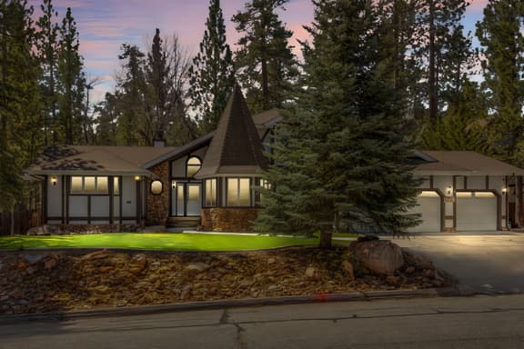 Modern Lodge Near the Ski Slopes, Hot Tub, Games