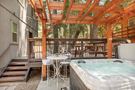 Luna Ridge Chalet mins to Bear Mtn and Hot Tub