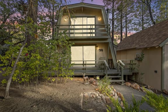 Alta Vista Gambrel Cabin w Hot Tub in Moonridge