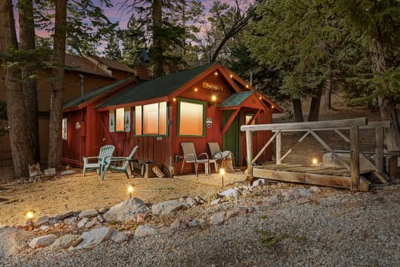 Treetop Annex, Near Village w/ Forest Views & Pet