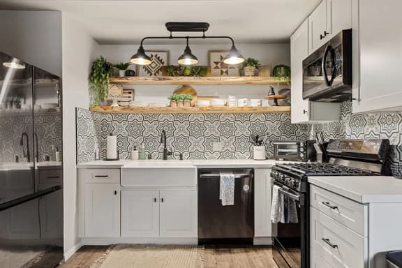 Bruno's Chic Bungalow: Walk 2 Village & Lake