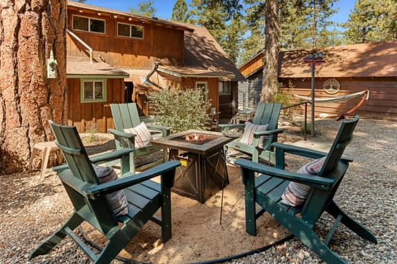 Paddington Manor, Loft Cabin, Hot Tub & Game Room