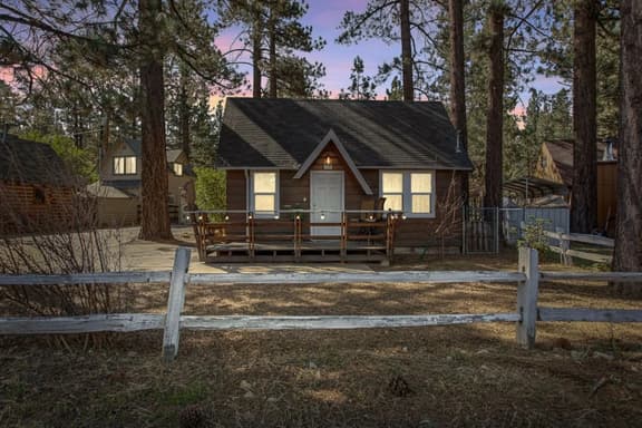 Cozy Chic 2BR Bear Sky Cabin & Easy Parking