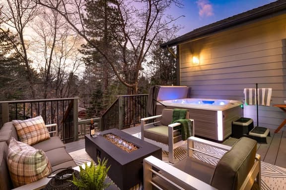 Modern Luxury • Hot Tub • Close to Lake & Village