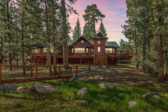 Hidden Bridge Cabin, w/ Hot Tub near the Village