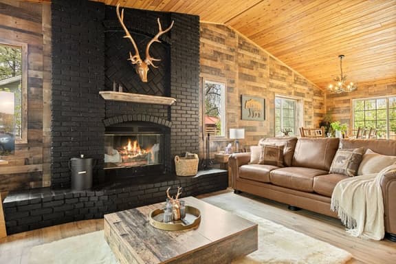 Designer Snow Queen Retreat | Mins to Zoo, Hot Tub