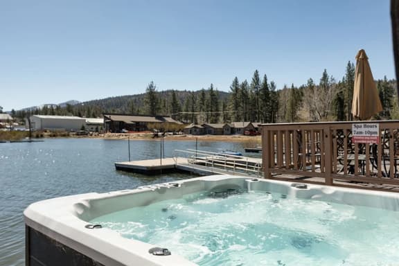 Lakefront Honey Bear, Private Dock & Hot Tub