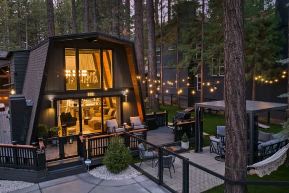 Serenity Cabin, Walk to Slopes, Hot tub, Fire Pit