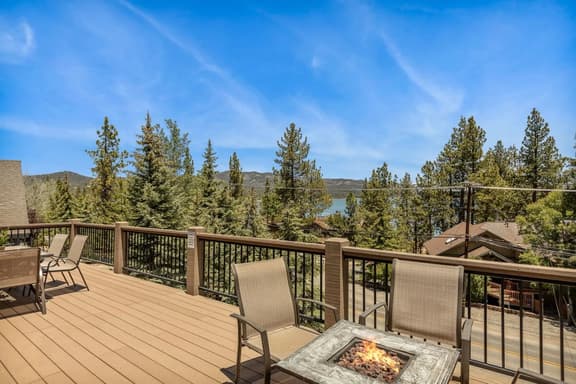 Snowboard Shores - Walk to lake & views, AC